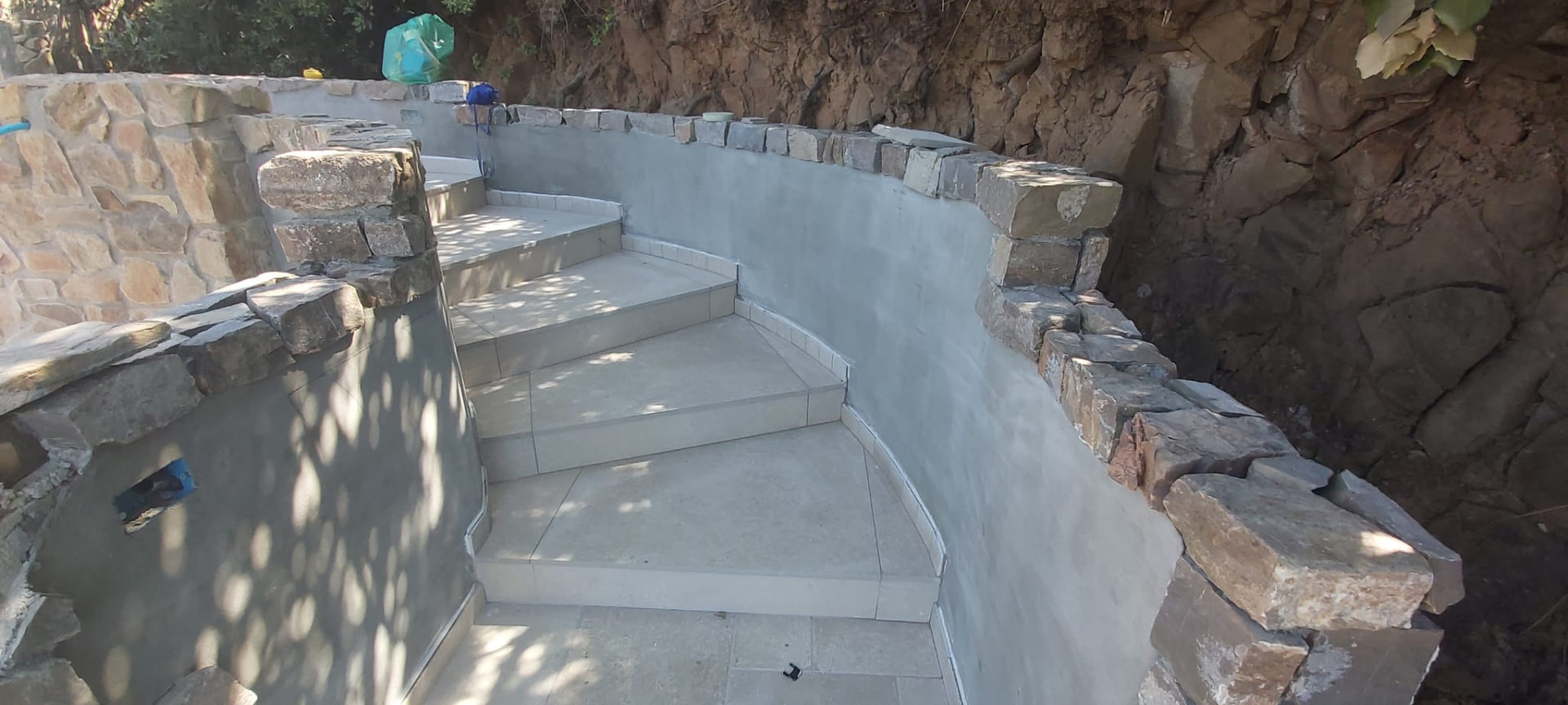 Scala esterna in pietra — Opere esterne realizzato da Balducci Manutenzioni