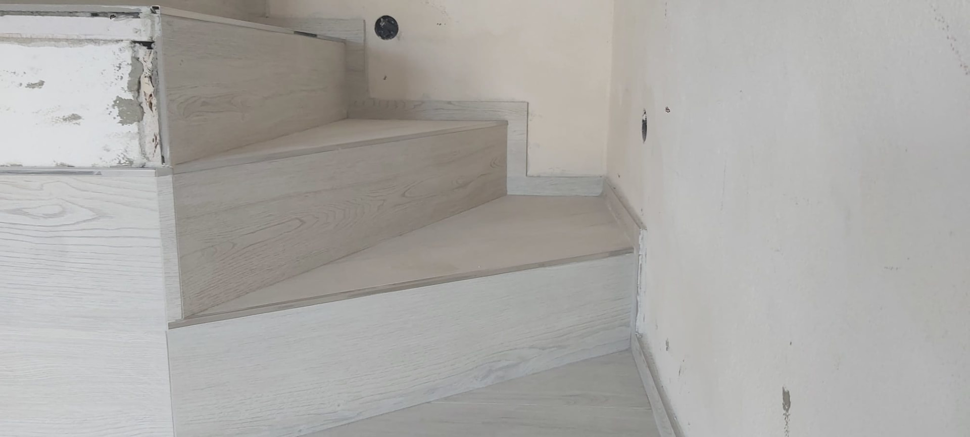 Gradini in gres effetto legno — Scale e rivestimenti realizzato da Balducci Manutenzioni