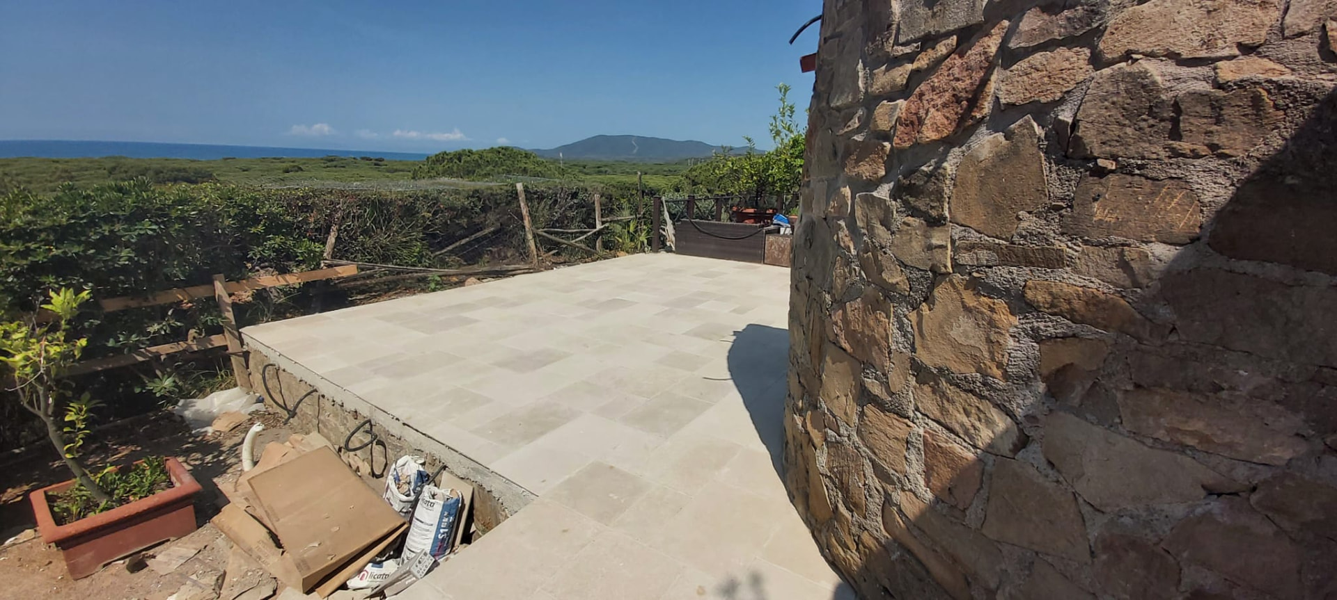 Terrazza vista mare — Pavimentazione esterna realizzato da Balducci Manutenzioni