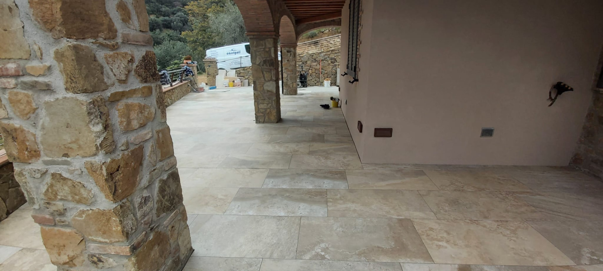 Portico con archi in pietra — Pavimentazione esterna realizzato da Balducci Manutenzioni