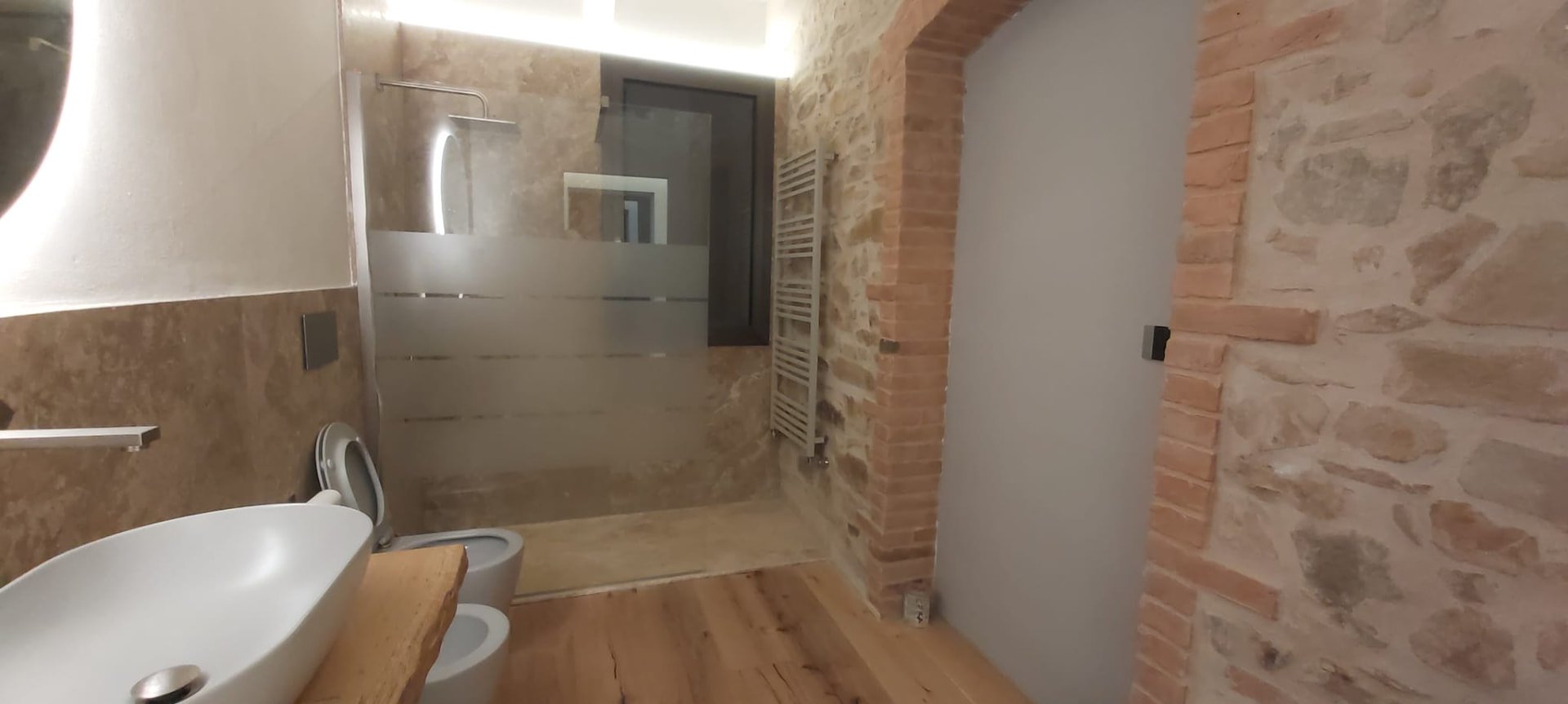 Bagno in pietra e legno — Ristrutturazione bagno realizzato da Balducci Manutenzioni